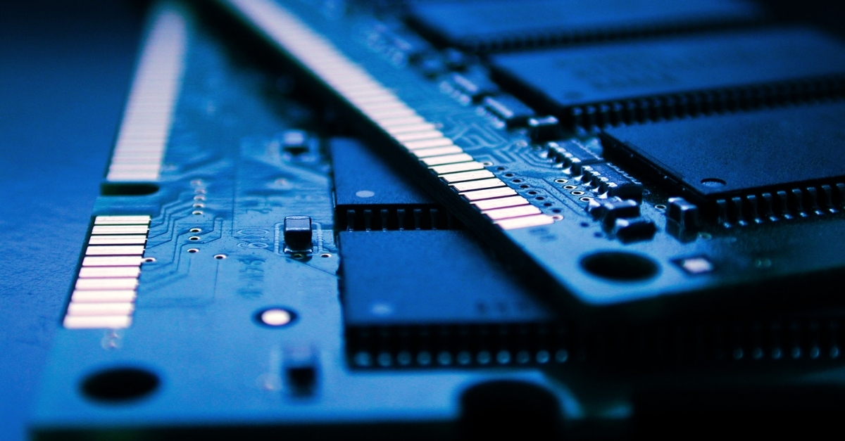 Kryzys pamięci RAM i SSD. Co to oznacza dla Twojej firmy?